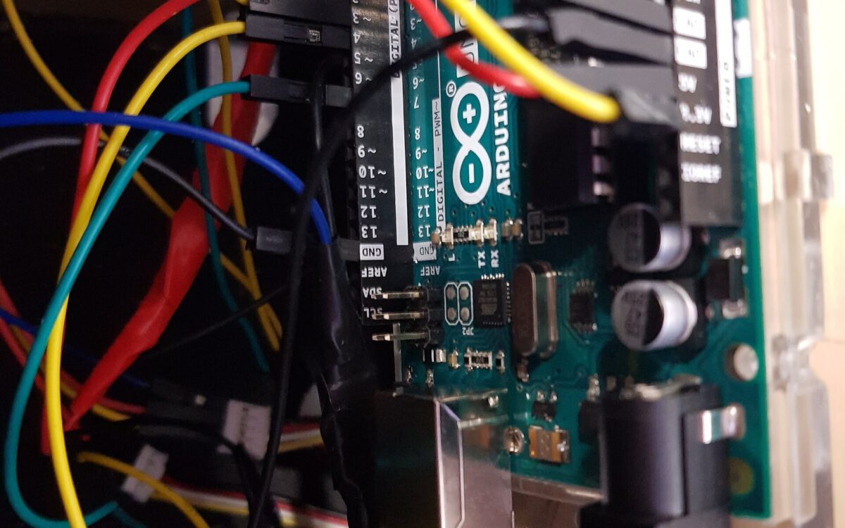 Scheda elettronica Arduino Uno vista dall’alto, con connettori, pin e porta USB visibili.