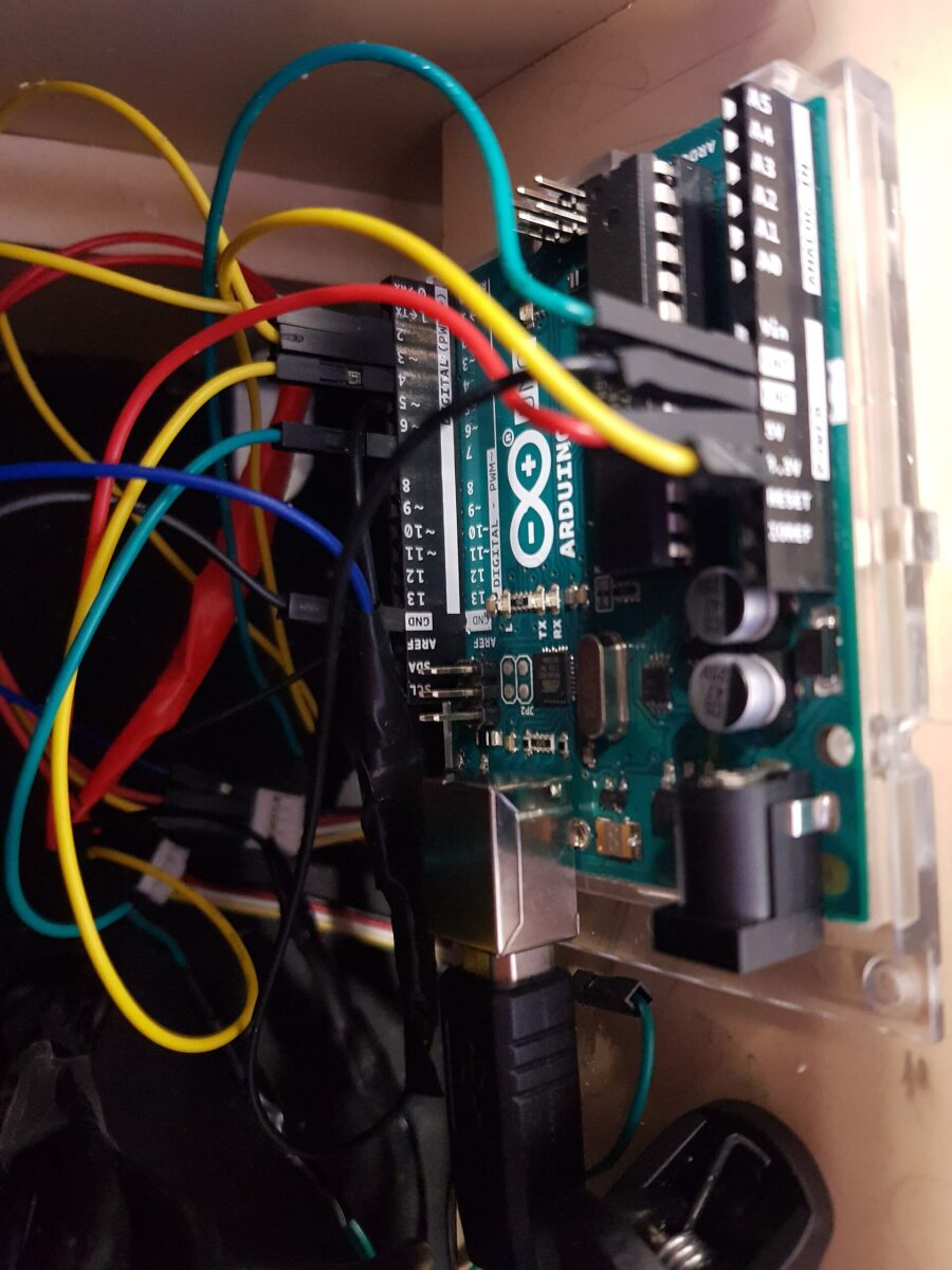 Scheda elettronica Arduino Uno vista dall’alto, con connettori, pin e porta USB visibili.
