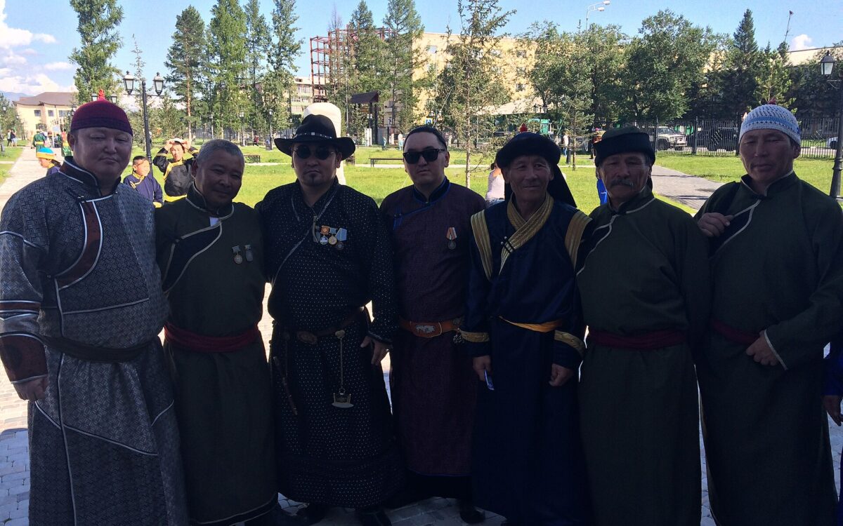 Gruppo di cantori tuvani in abiti tradizionali durante una performance di khöömei.