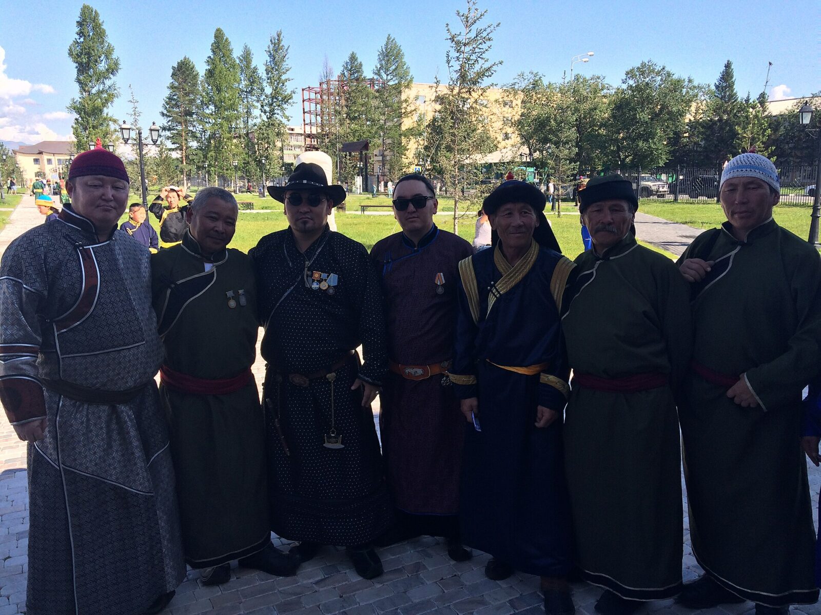 Gruppo di cantori tuvani in abiti tradizionali durante una performance di khöömei.