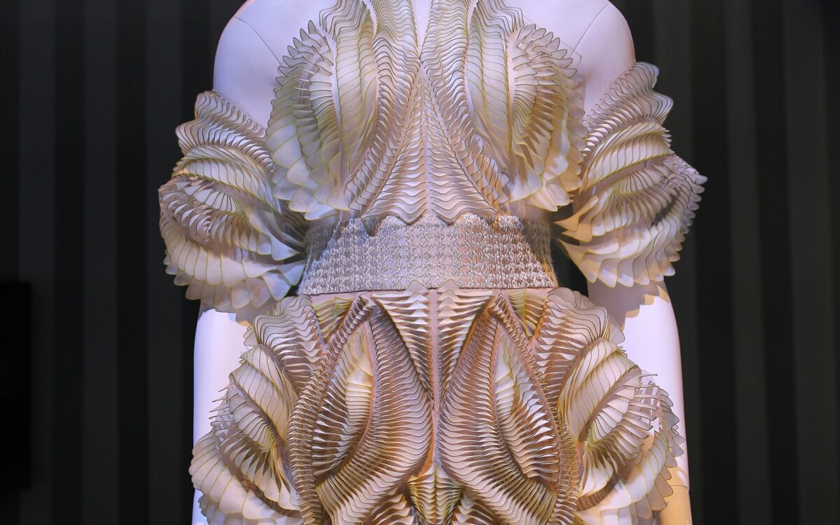 Abito scultoreo di Iris van Herpen esposto su un manichino in una mostra ad Arnhem.