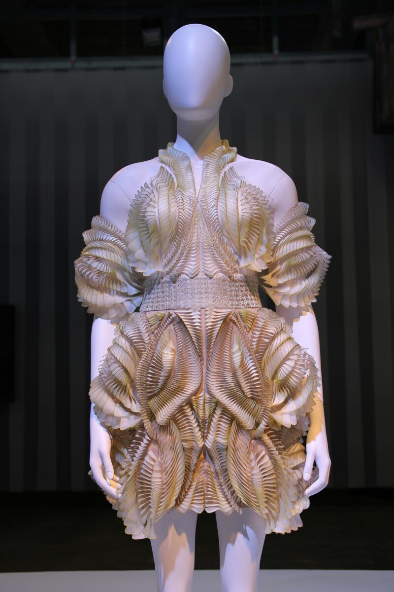 Abito scultoreo di Iris van Herpen esposto su un manichino in una mostra ad Arnhem.