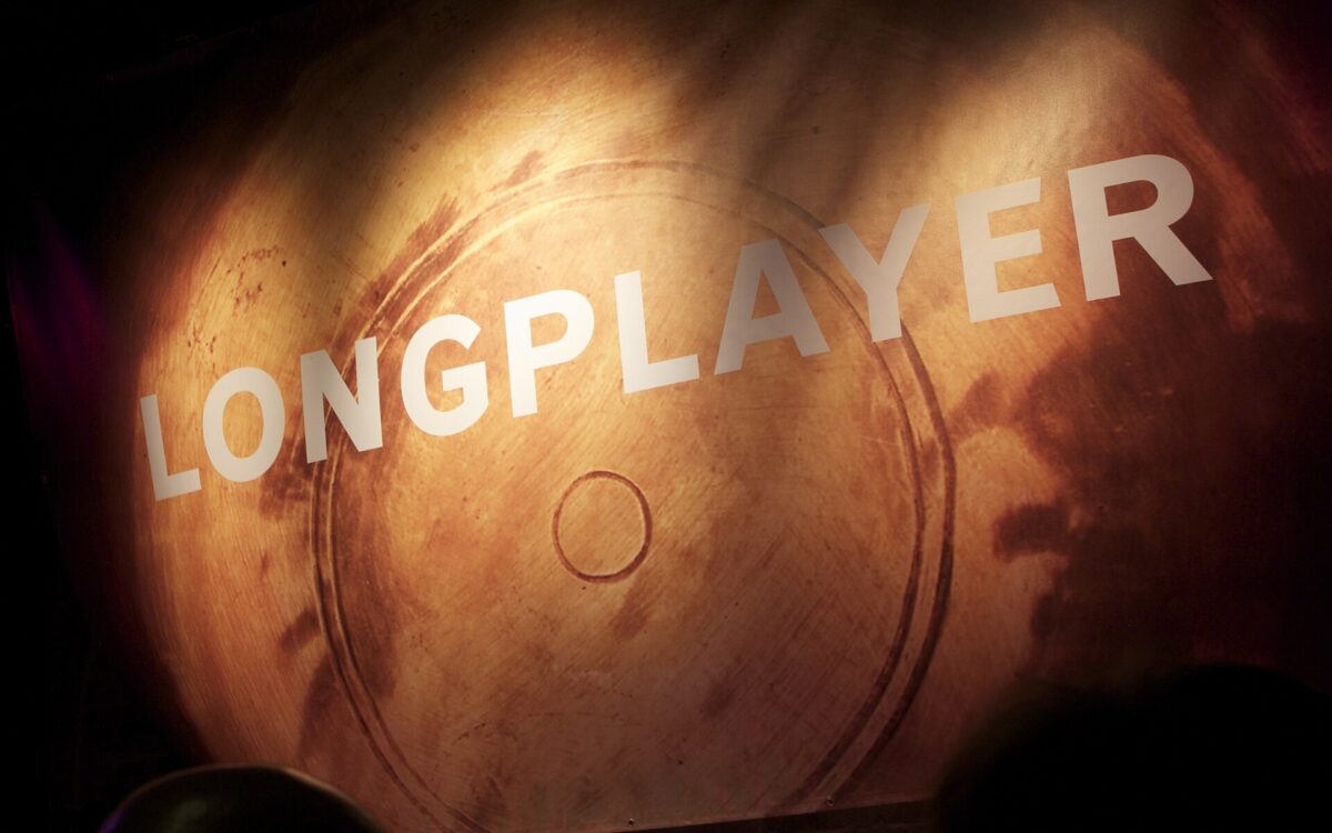 Esecuzione dal vivo di Longplayer con musicisti e strumenti disposti nello spazio della Roundhouse.