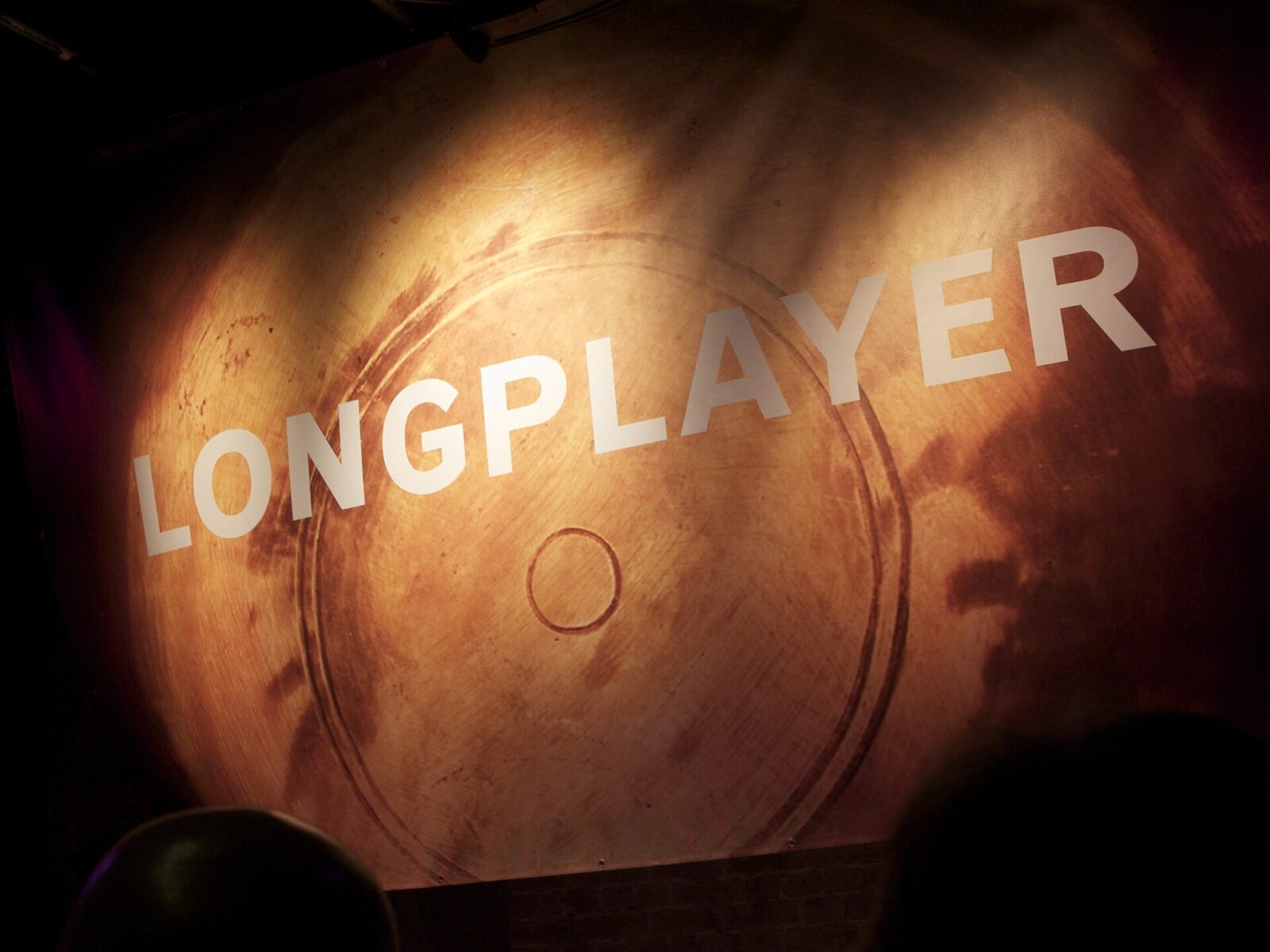 Esecuzione dal vivo di Longplayer con musicisti e strumenti disposti nello spazio della Roundhouse.