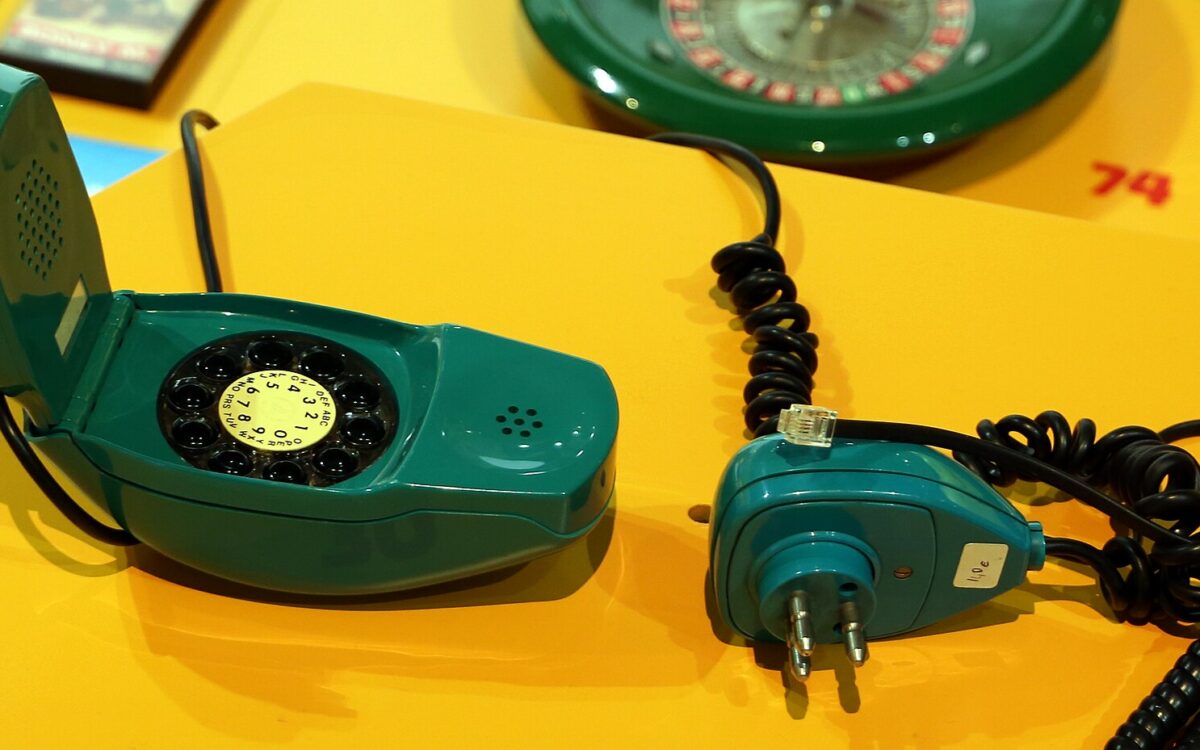 Telefono Grillo turchese aperto, con tastiera e ricevitore integrati nelle due metà della scocca.