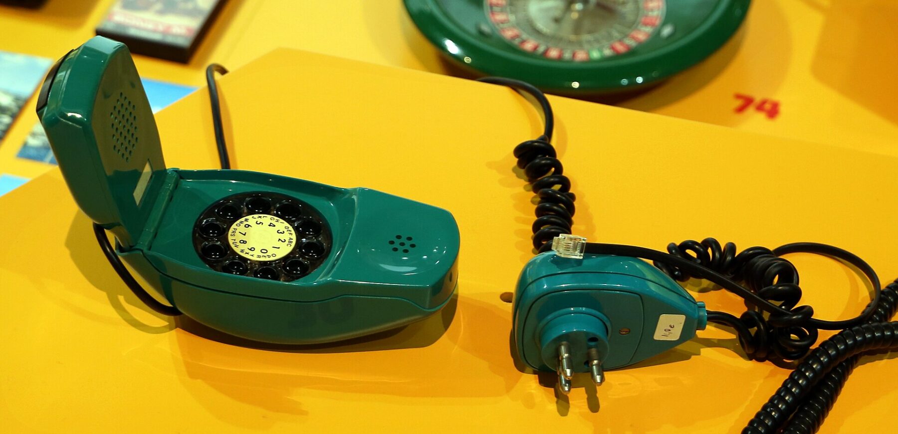 Telefono Grillo turchese aperto, con tastiera e ricevitore integrati nelle due metà della scocca.