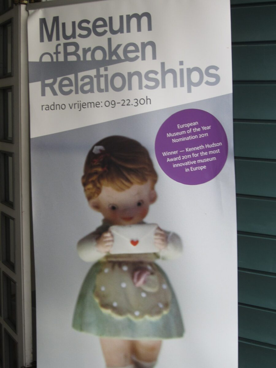 Facciata chiara del Museum of Broken Relationships in una strada del centro di Zagabria.