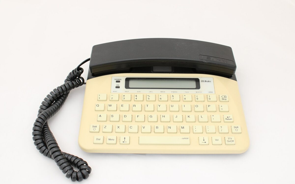 Telefono fisso dotato di tastiera e schermo per trasmettere conversazioni in forma scritta.