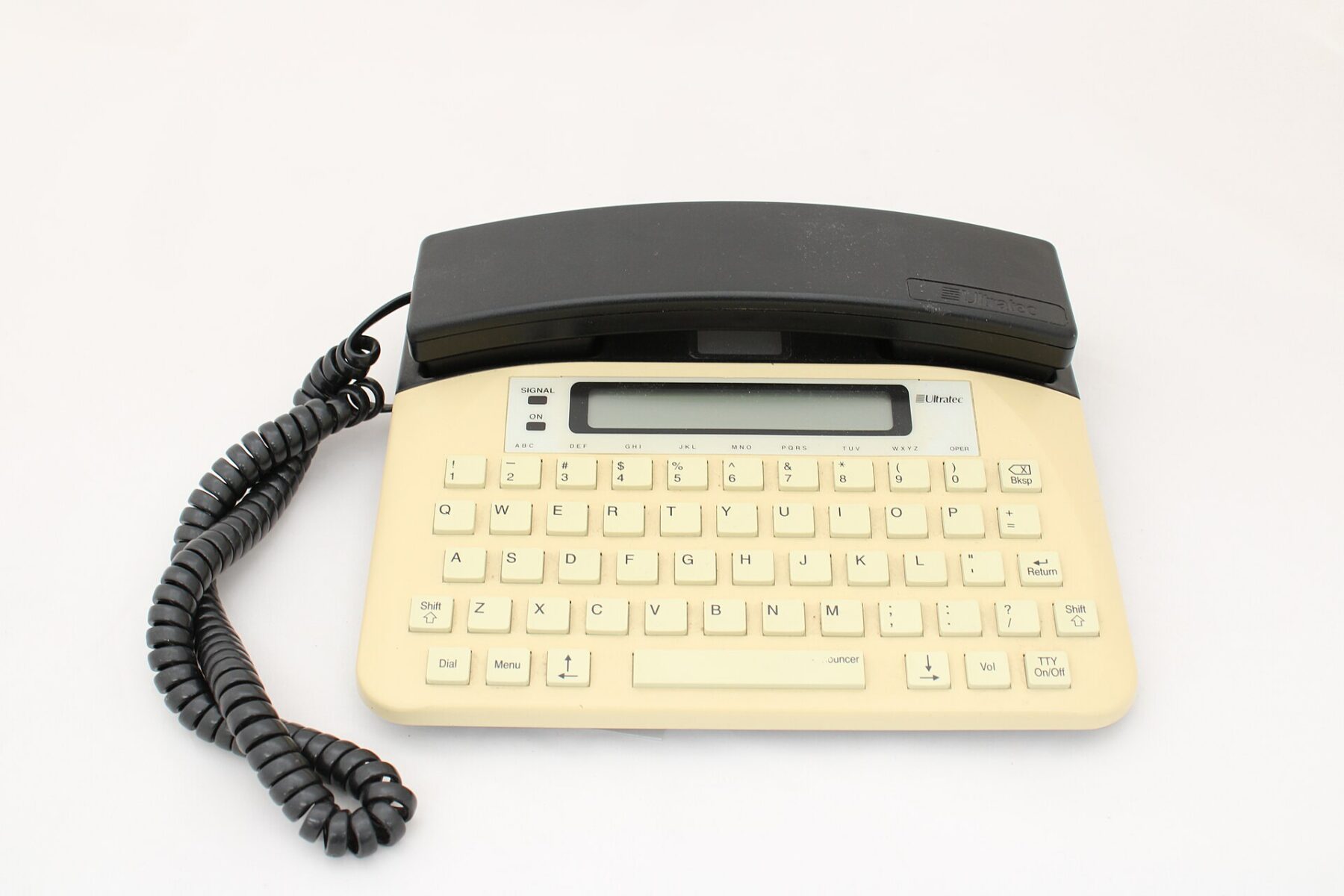 Telefono fisso dotato di tastiera e schermo per trasmettere conversazioni in forma scritta.